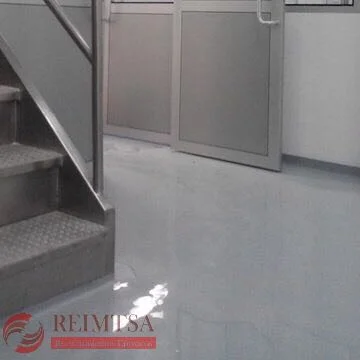 Instalación de pisos epóxicos
                