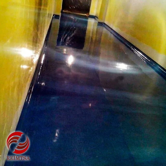 Trabajo de pisos epóxicos