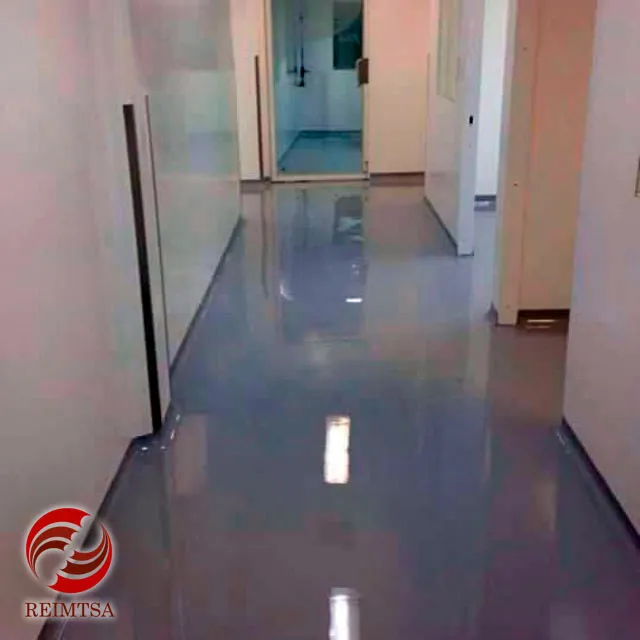 Trabajo de pisos epóxicos