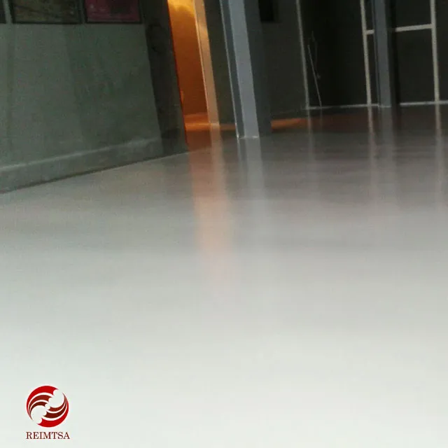 Trabajo de pisos epóxicos