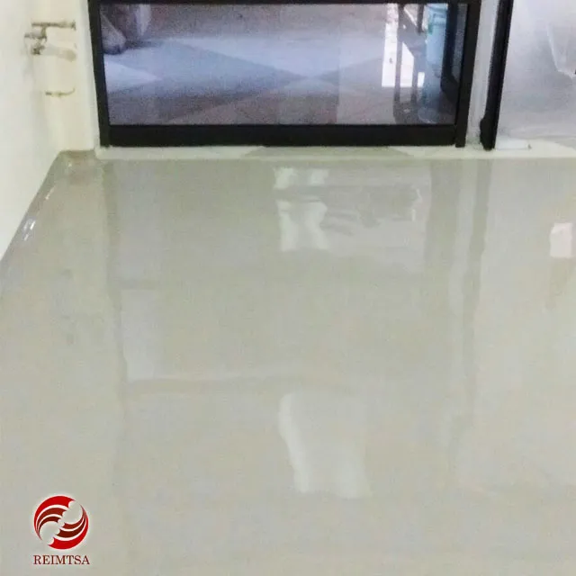 Trabajo de pisos epóxicos