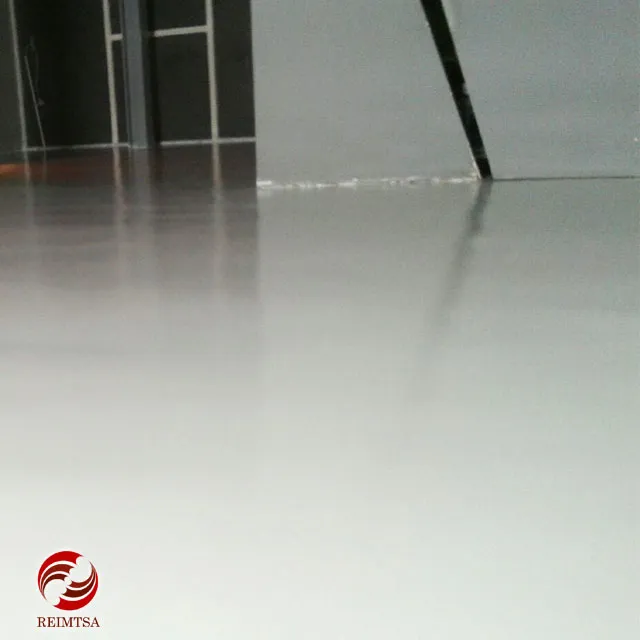 Trabajo de pisos epóxicos