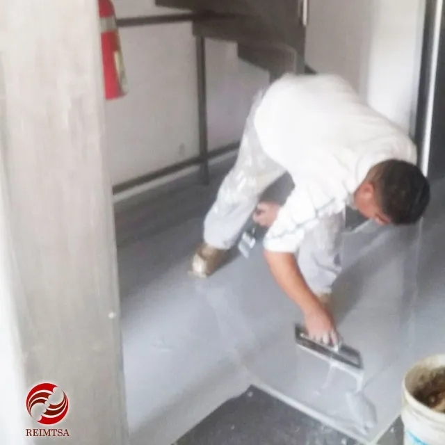 Trabajo de pisos epóxicos