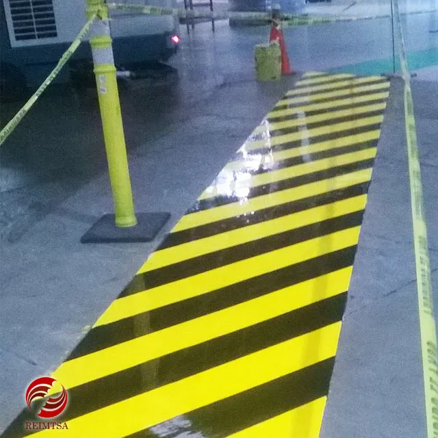 Trabajo de pisos epóxicos