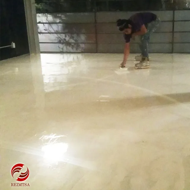 Trabajo de pisos epóxicos